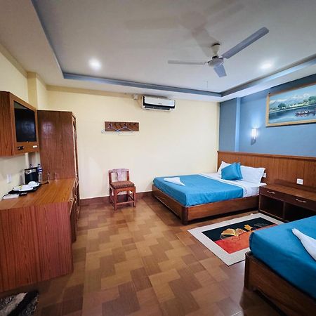 Jungle Wildlife Camp Hotel Sauraha Bagian luar foto