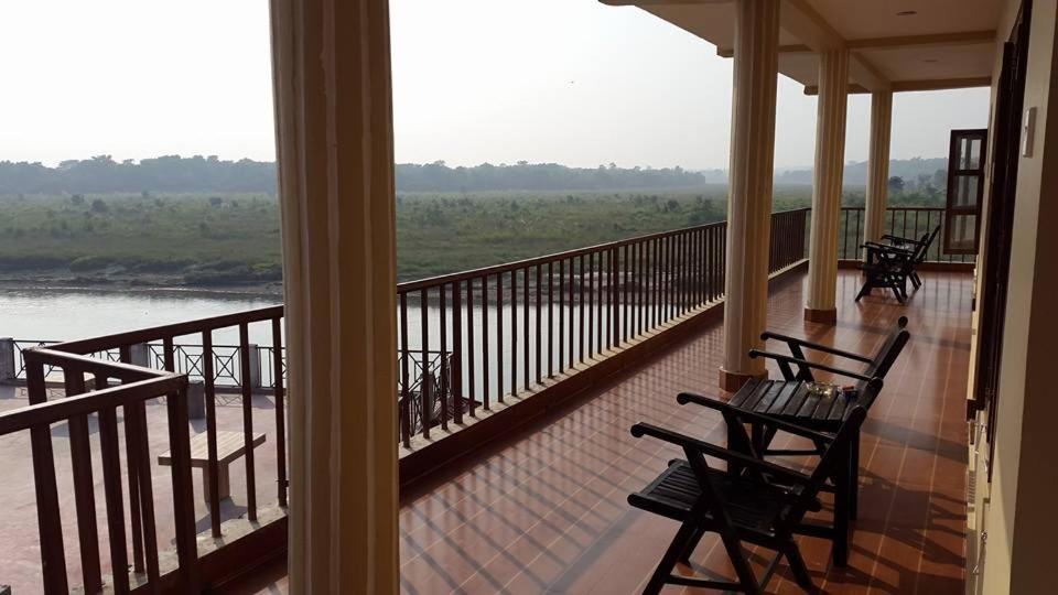 Jungle Wildlife Camp Hotel Sauraha Bagian luar foto