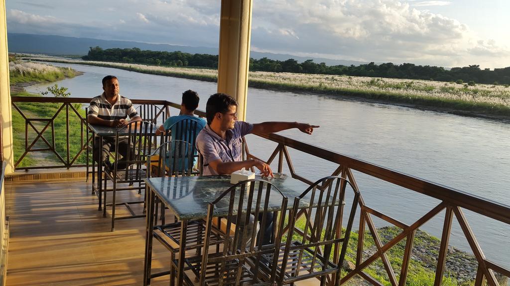 Jungle Wildlife Camp Hotel Sauraha Bagian luar foto