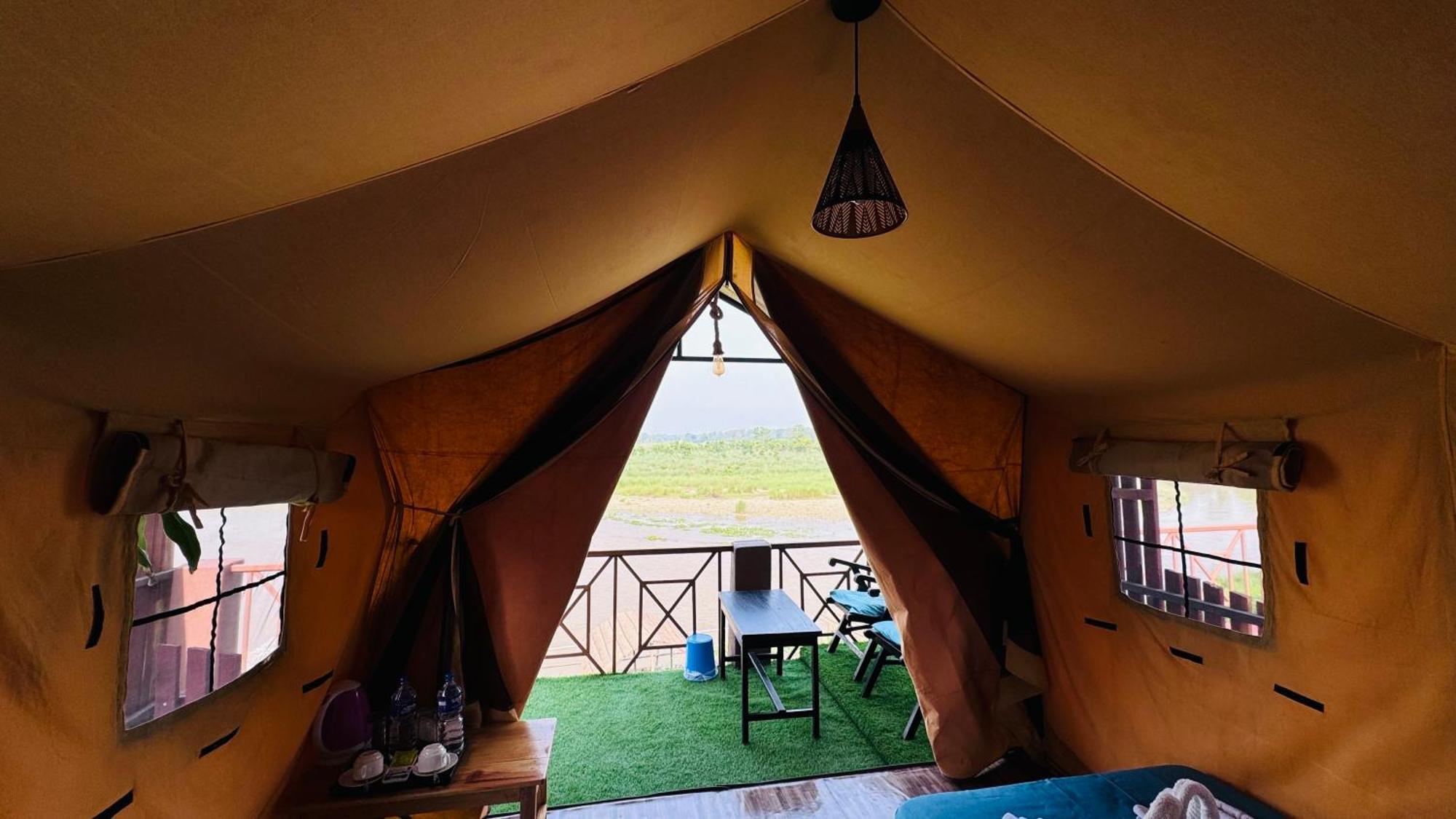 Jungle Wildlife Camp Hotel Sauraha Bagian luar foto