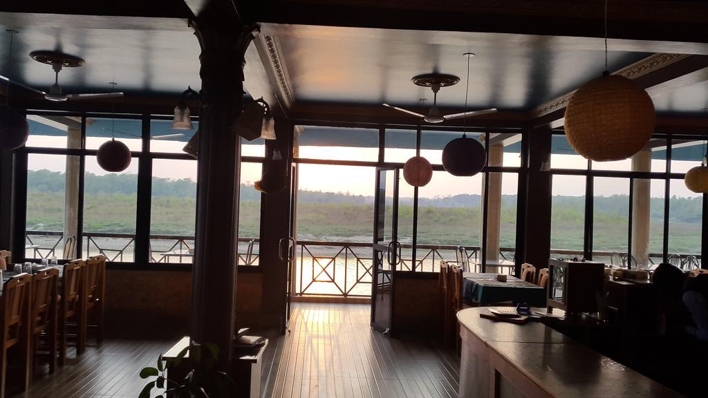 Jungle Wildlife Camp Hotel Sauraha Bagian luar foto