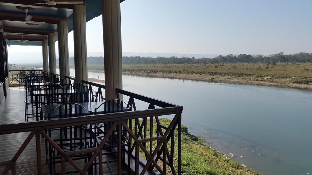 Jungle Wildlife Camp Hotel Sauraha Bagian luar foto