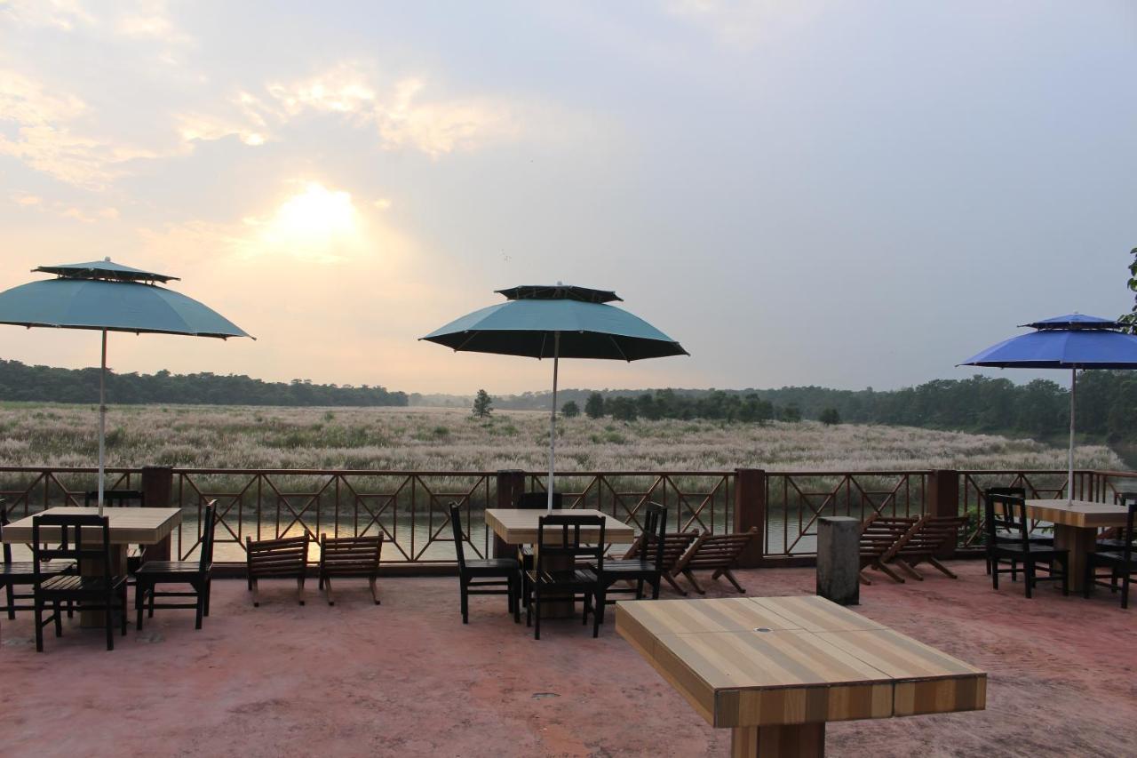 Jungle Wildlife Camp Hotel Sauraha Bagian luar foto