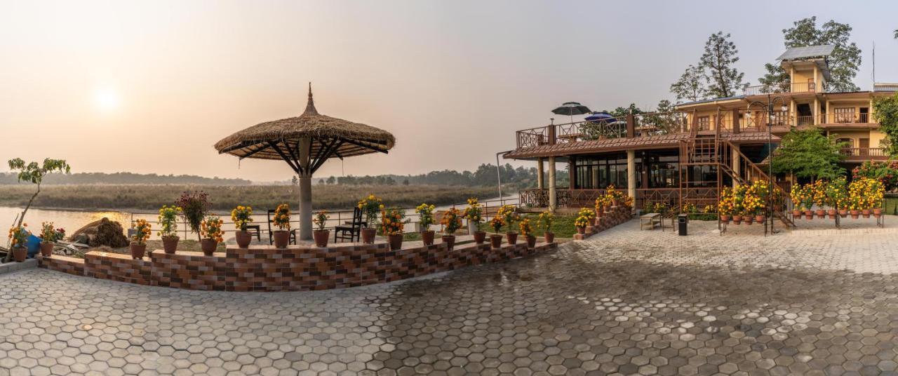 Jungle Wildlife Camp Hotel Sauraha Bagian luar foto