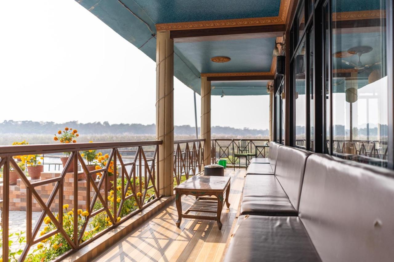 Jungle Wildlife Camp Hotel Sauraha Bagian luar foto