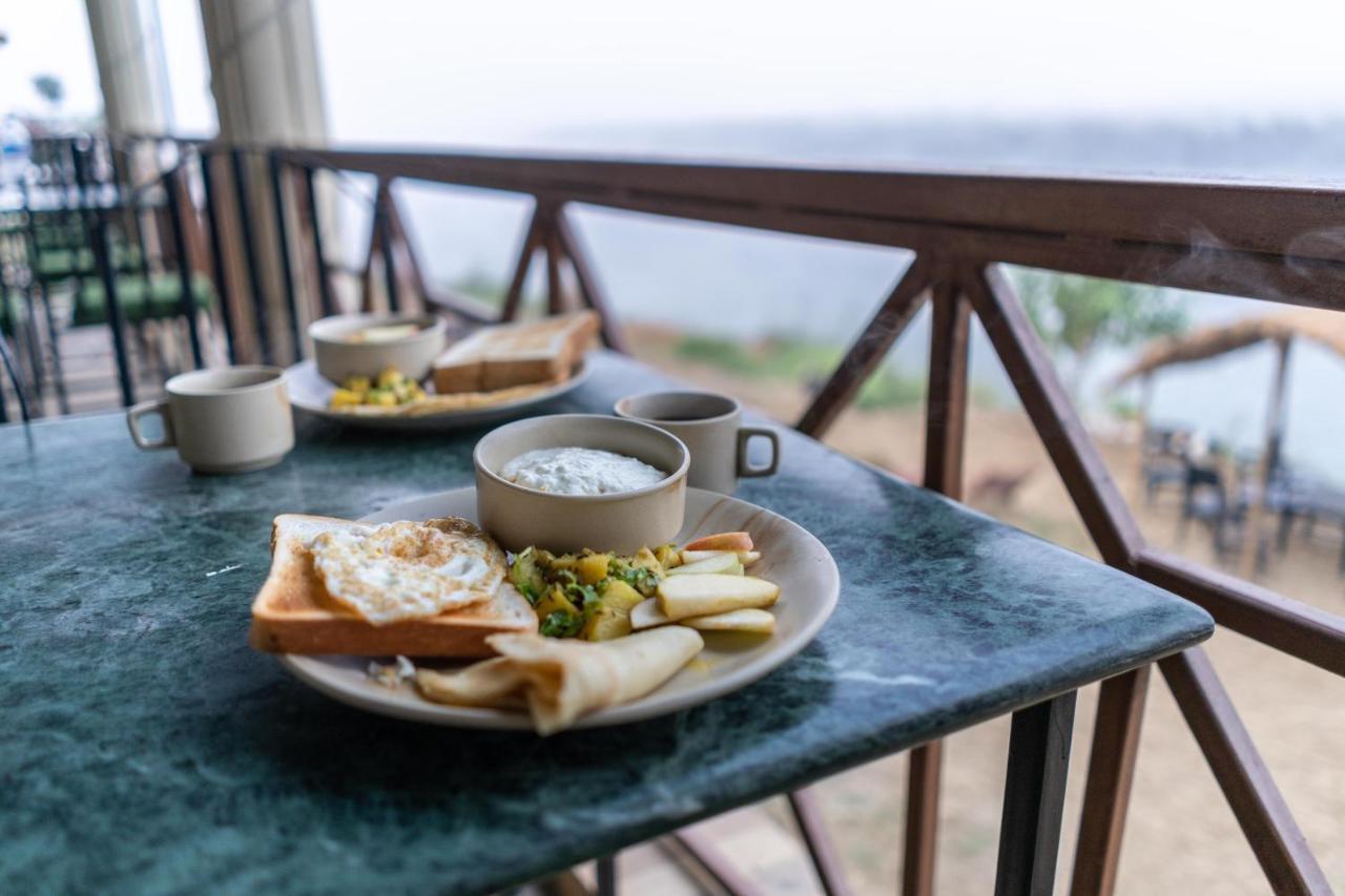 Jungle Wildlife Camp Hotel Sauraha Bagian luar foto