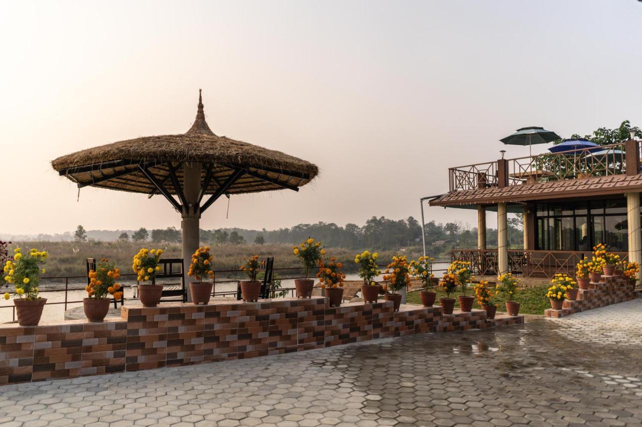 Jungle Wildlife Camp Hotel Sauraha Bagian luar foto