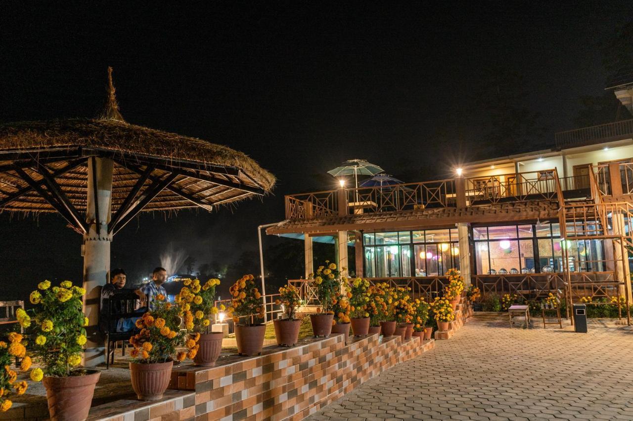 Jungle Wildlife Camp Hotel Sauraha Bagian luar foto