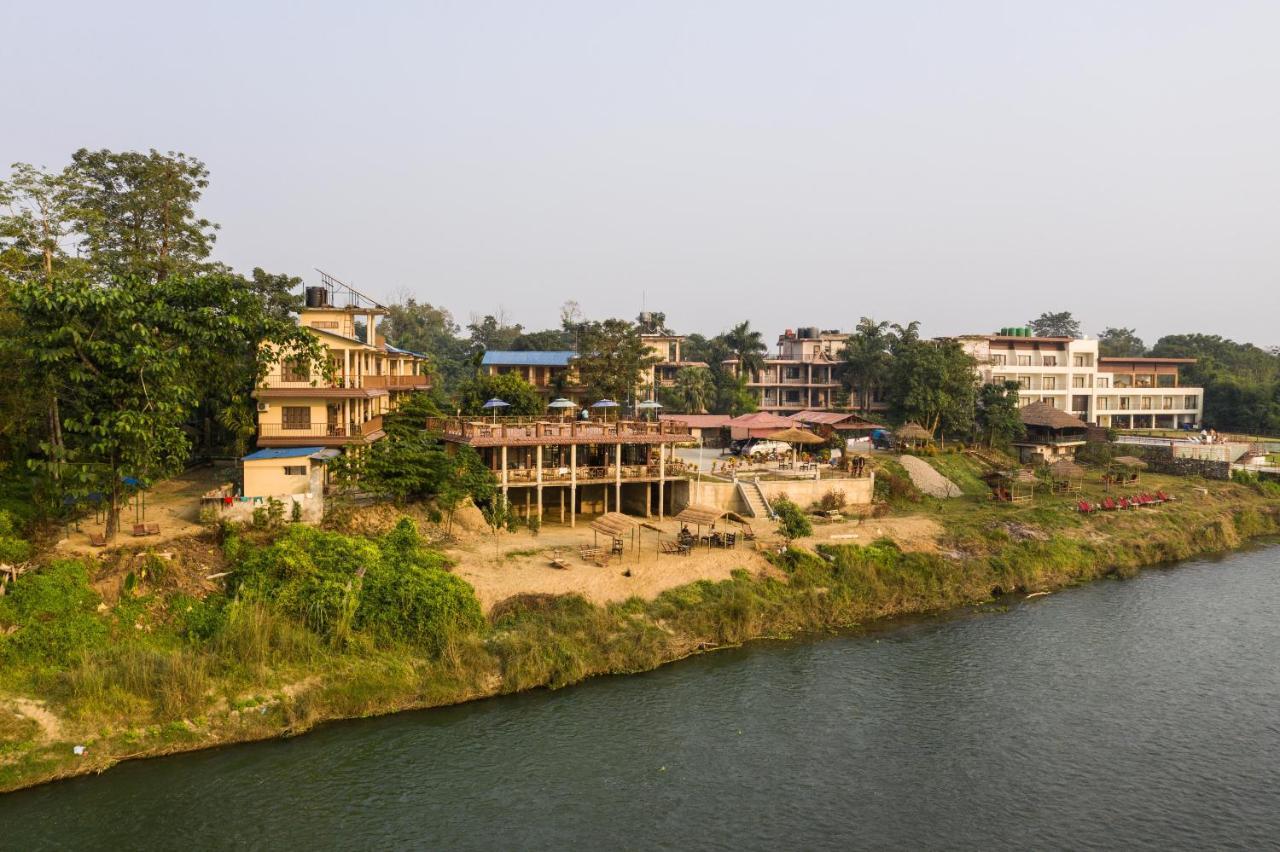 Jungle Wildlife Camp Hotel Sauraha Bagian luar foto
