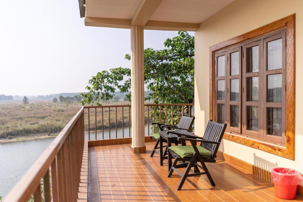 Jungle Wildlife Camp Hotel Sauraha Bagian luar foto