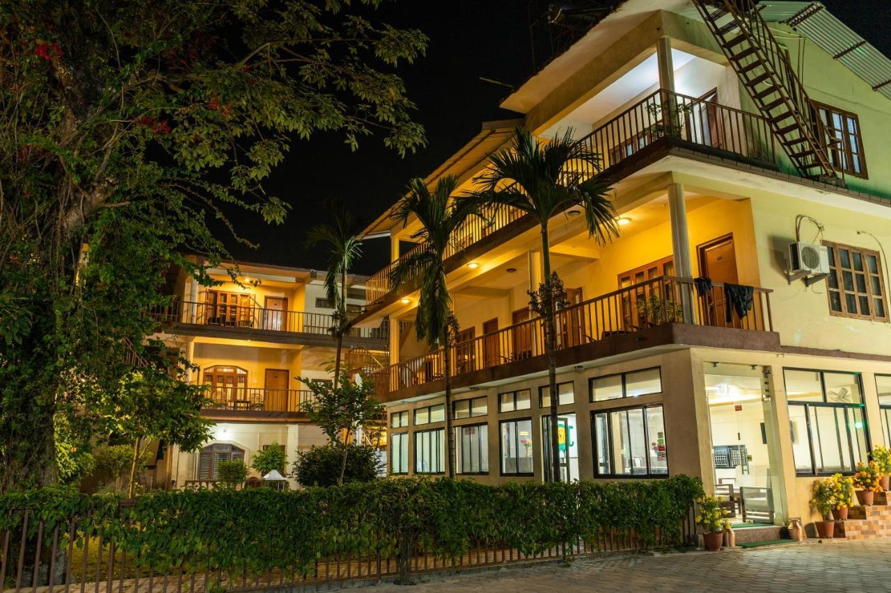 Jungle Wildlife Camp Hotel Sauraha Bagian luar foto