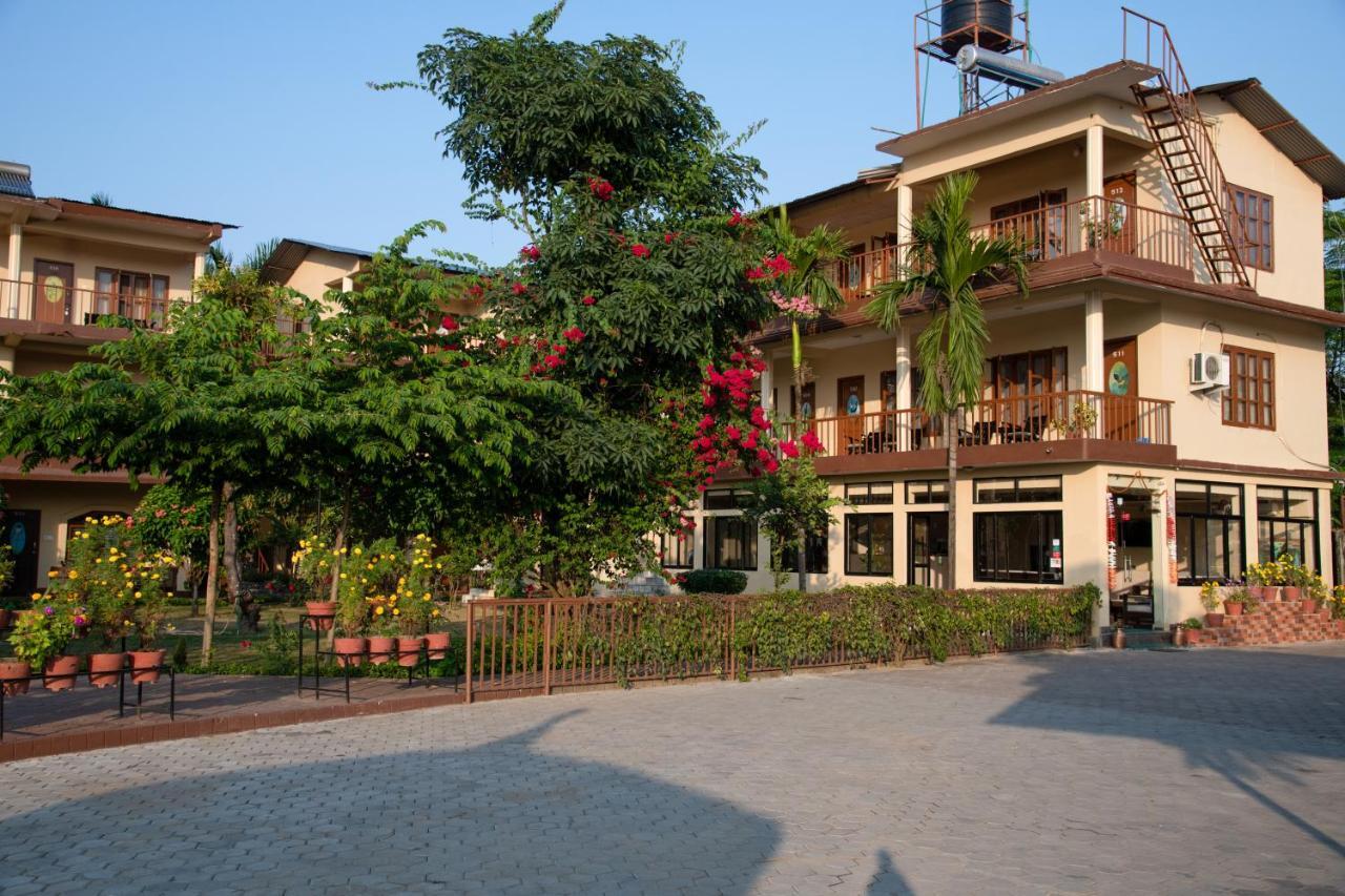 Jungle Wildlife Camp Hotel Sauraha Bagian luar foto